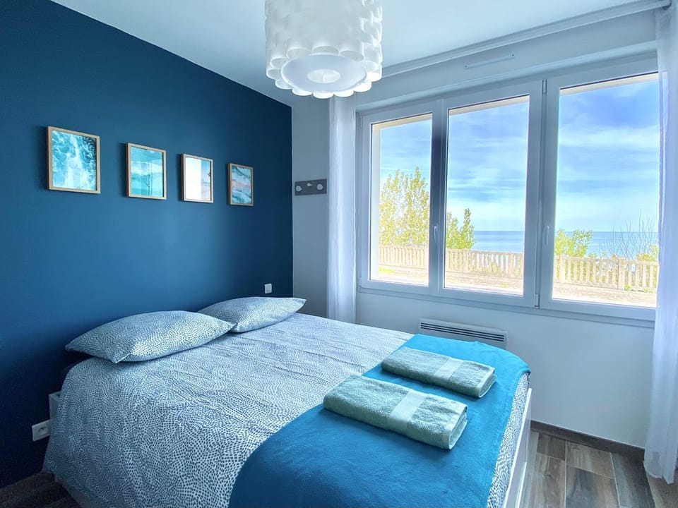 Photo of the whole room, Sea view