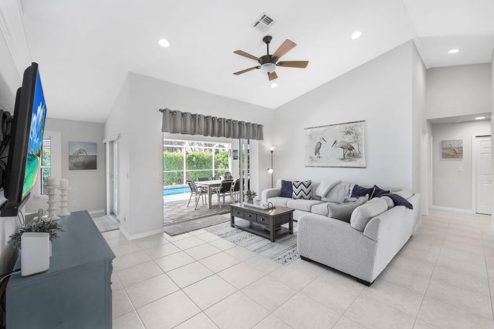 Coastal home with pool/spa and steps to beach and food House in Marco Island