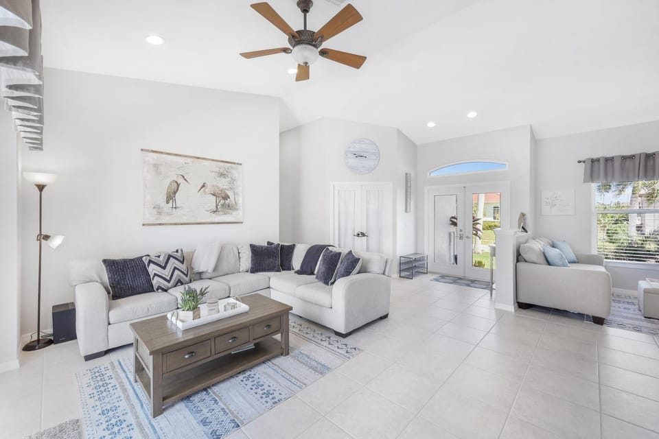 Coastal home with pool/spa and steps to beach and food House in Marco Island