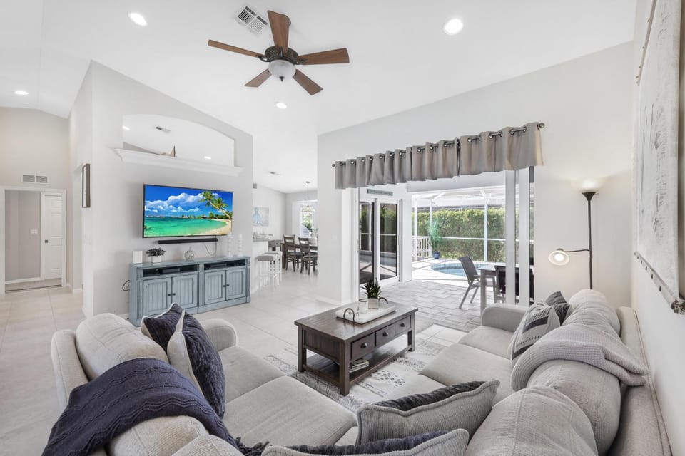 Coastal home with pool/spa and steps to beach and food House in Marco Island