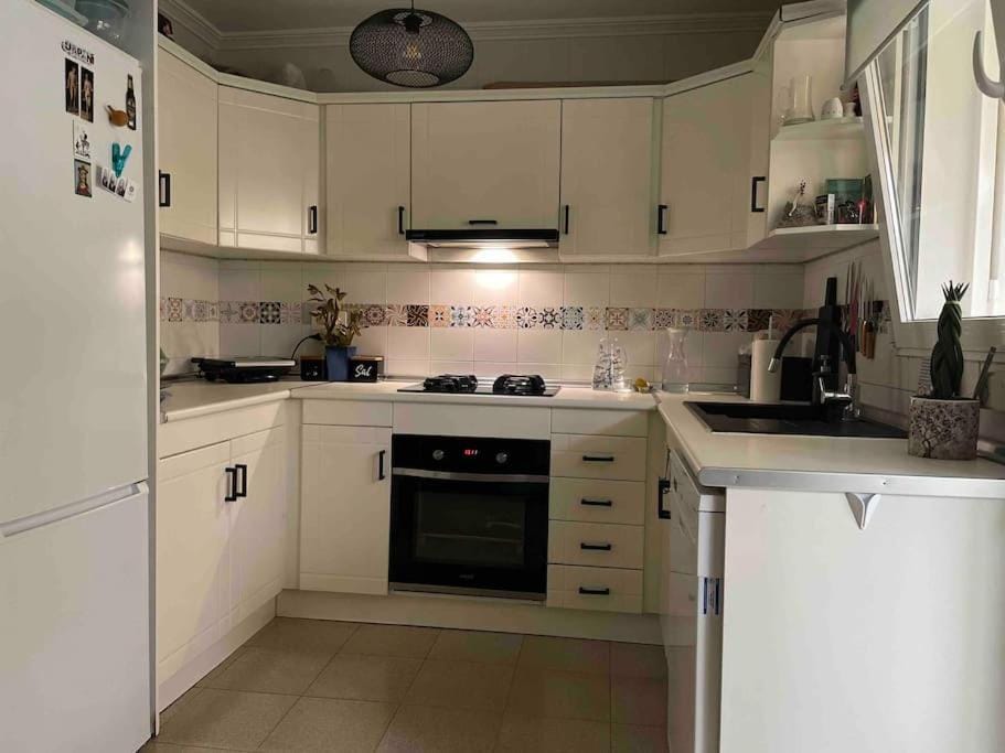 Coffee/tea facilities, oven, kitchen