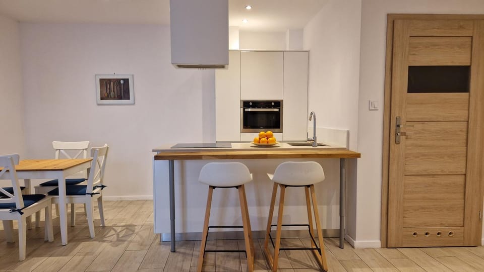 Kitchen or kitchenette, minibar