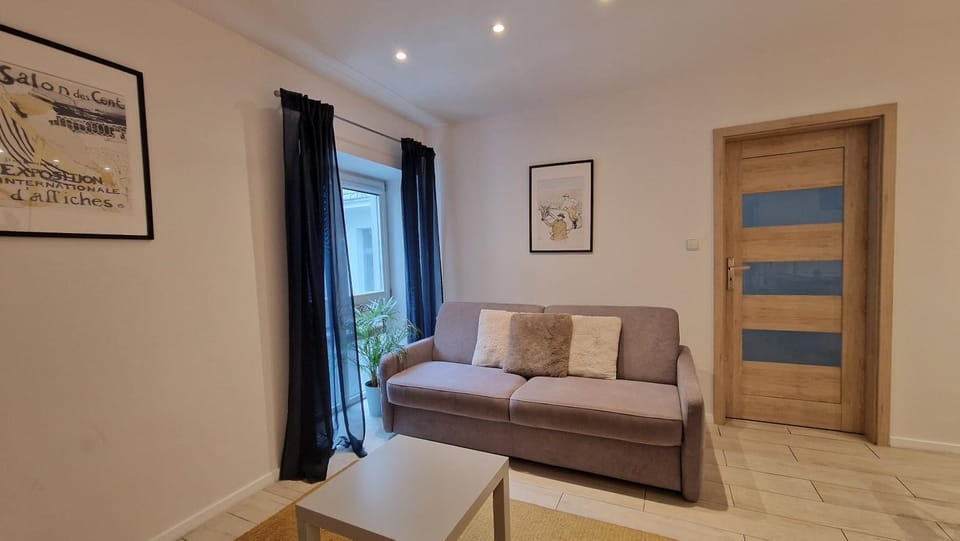 Bed, Living room, Photo of the whole room, Seating area