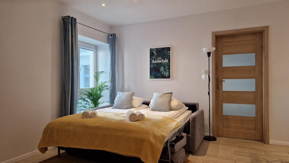 Bed, towels