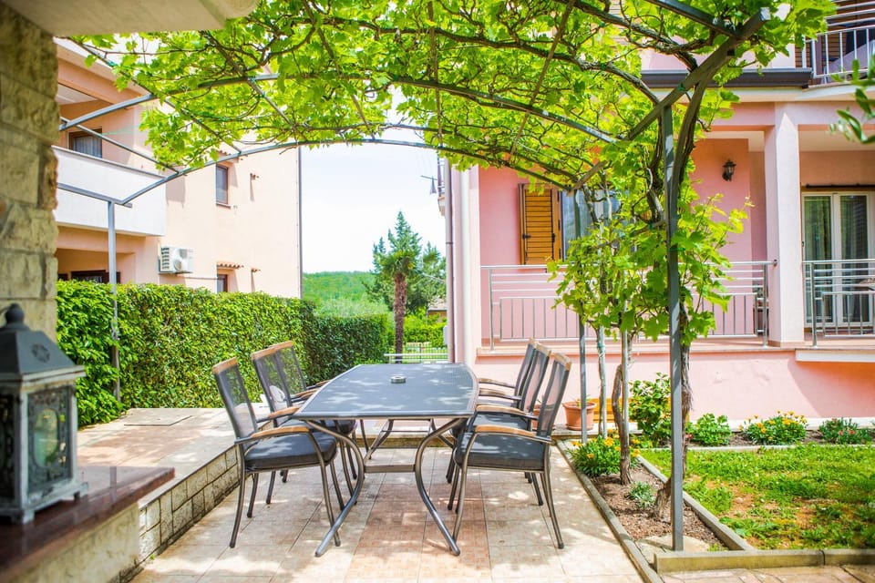 Property building, Patio, Spring, Day, Garden, View (from property/room), Balcony/Terrace, Dining area, Garden view