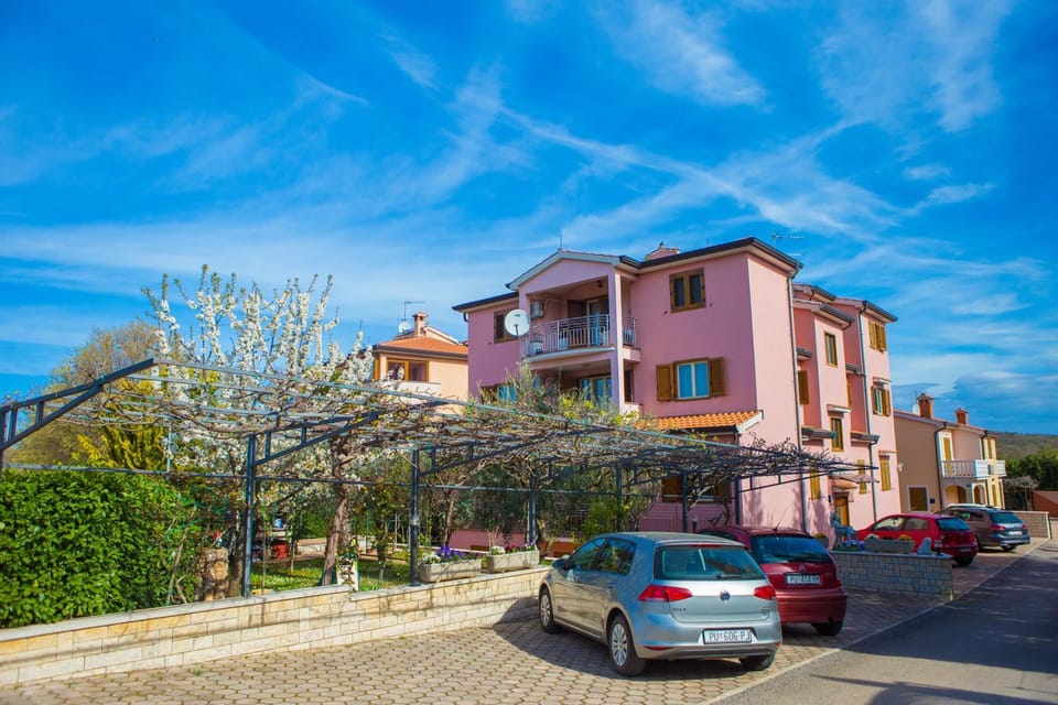 Property building, Spring, Day, Neighbourhood, Natural landscape, Street view, Location, Parking
