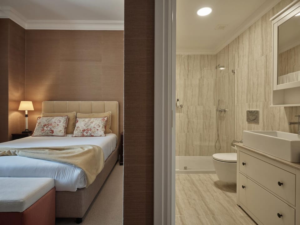 Bed, Bathroom