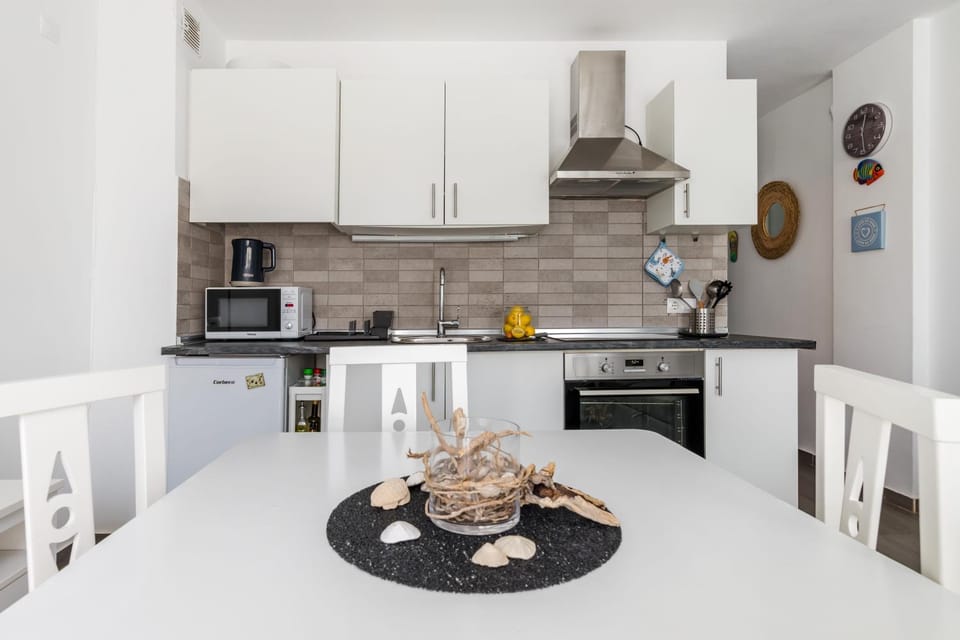 Dining area, kitchen