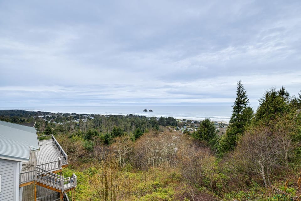 Lovely Rockaway Beach Home w/ Pacific Ocean Views! House in Rockaway Beach