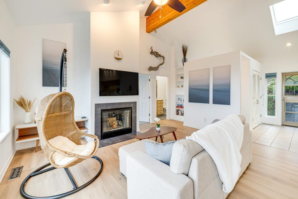 Lovely Rockaway Beach Home w/ Pacific Ocean Views! House in Rockaway Beach