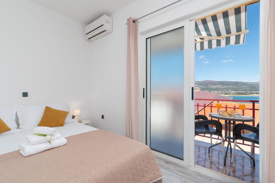 Bed, View (from property/room), Balcony/Terrace, Bedroom, air conditioner