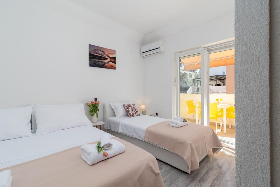 Bed, Bedroom, air conditioner