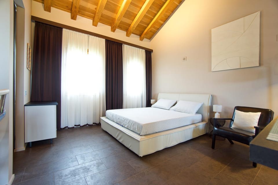 Bed, Living room, Photo of the whole room