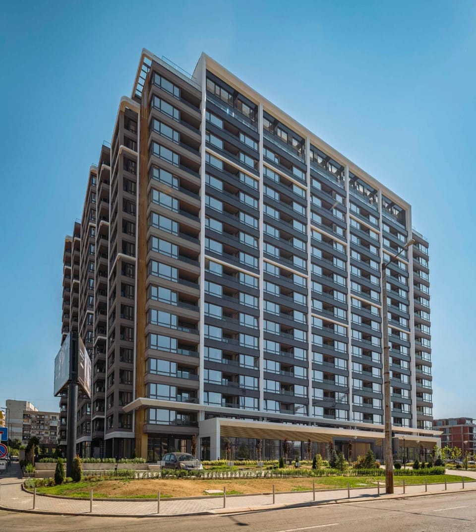 Property building, Day, City view, Location