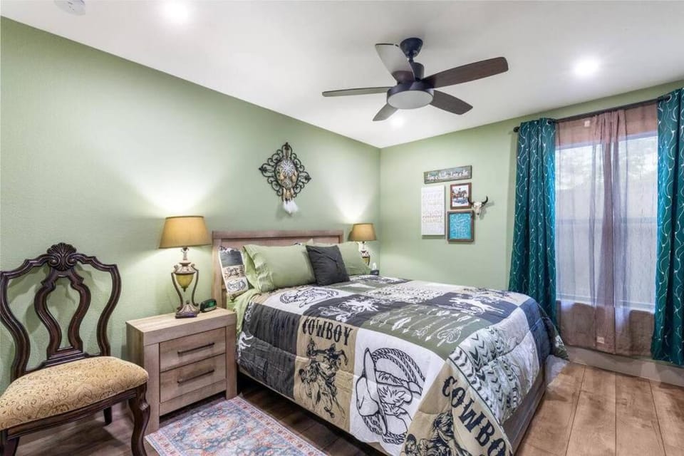Stockyards 5 mins!-New!-Sleeps 8. Cowboy Bungalow House in Fort Worth