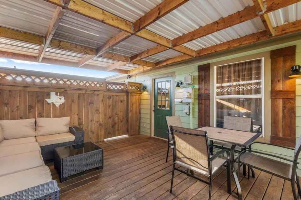 Stockyards 5 mins!-New!-Sleeps 8. Cowboy Bungalow House in Fort Worth