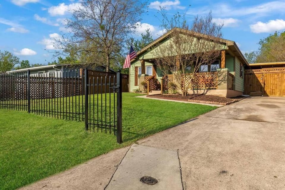 Stockyards 5 mins!-New!-Sleeps 8. Cowboy Bungalow House in Fort Worth