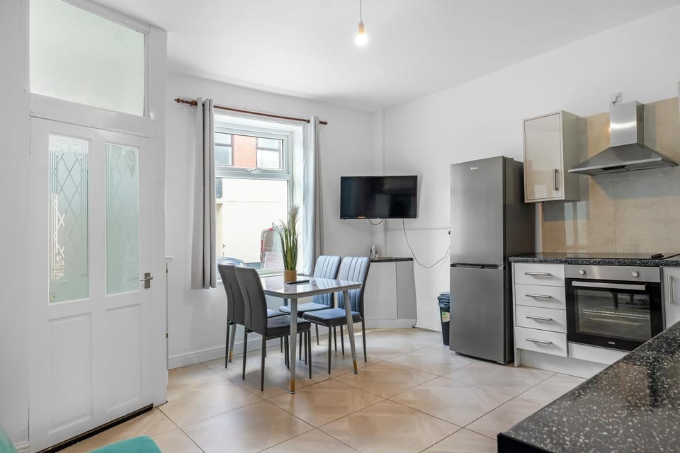Dining area, kitchen