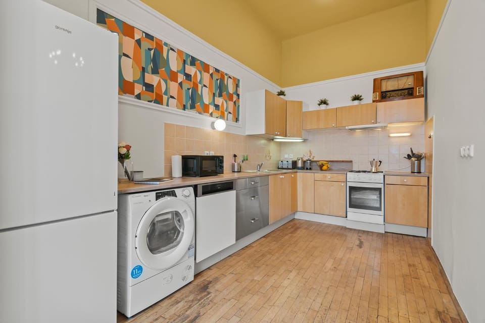 Kitchen or kitchenette, dishwasher, washing machine