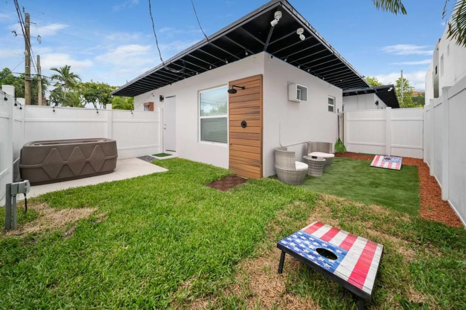 Modern Apt Near Las Olas Beach Apartment in Fort Lauderdale