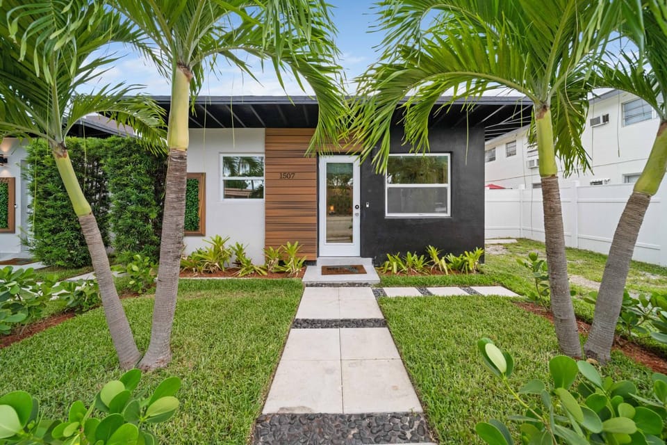 Modern Apt Near Las Olas Beach Apartment in Fort Lauderdale