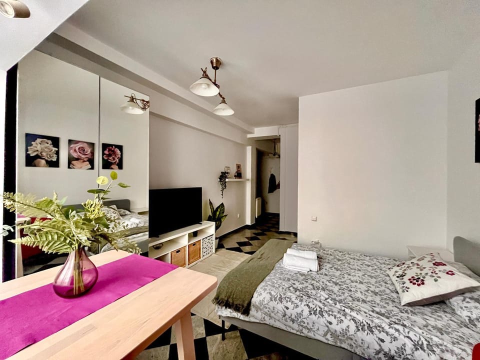 Bed, TV and multimedia, Photo of the whole room, Bedroom, towels