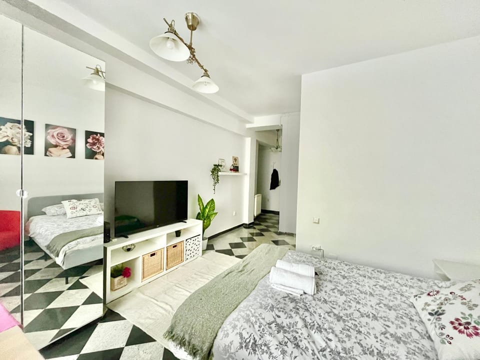 Bed, TV and multimedia, Photo of the whole room, Bedroom, towels