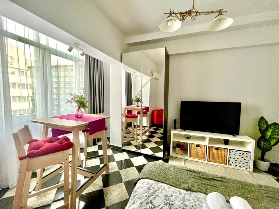 Communal lounge/ TV room, TV and multimedia, Living room, Seating area, Dining area, Bedroom