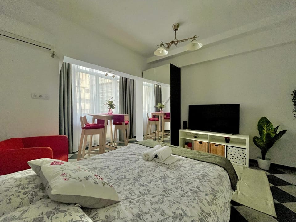 Bed, TV and multimedia, Living room, Photo of the whole room, Seating area