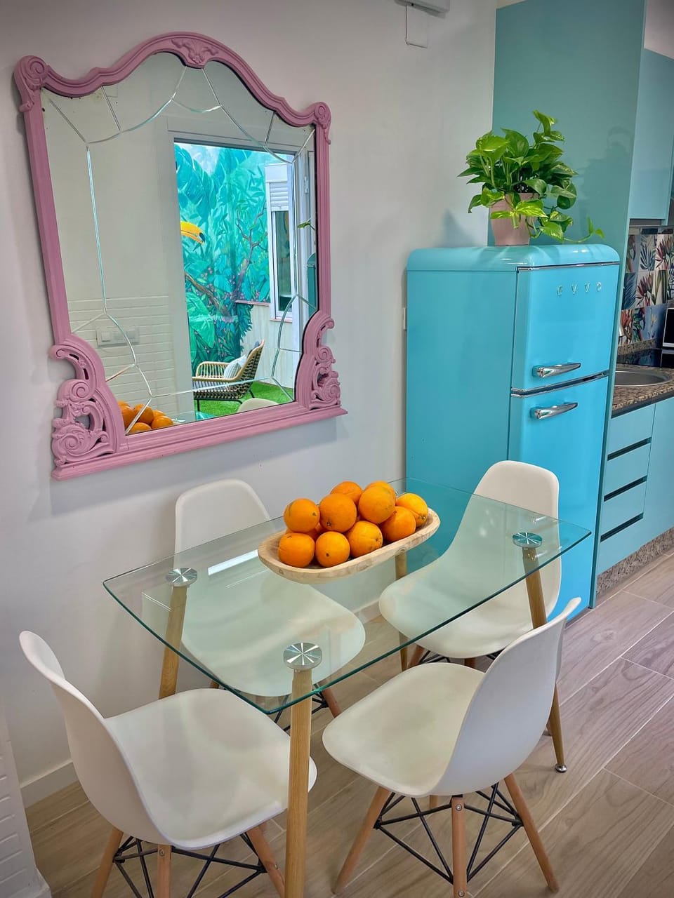 Kitchen or kitchenette, Dining area, Food