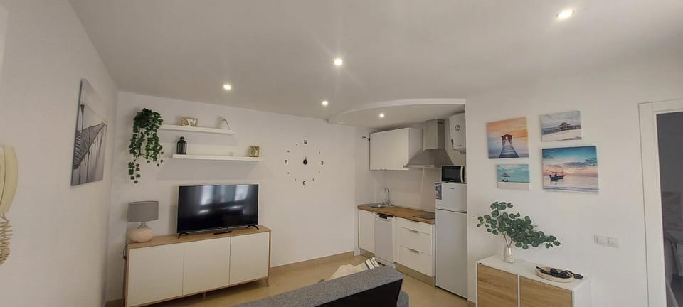TV and multimedia, Kitchen or kitchenette, minibar, stove