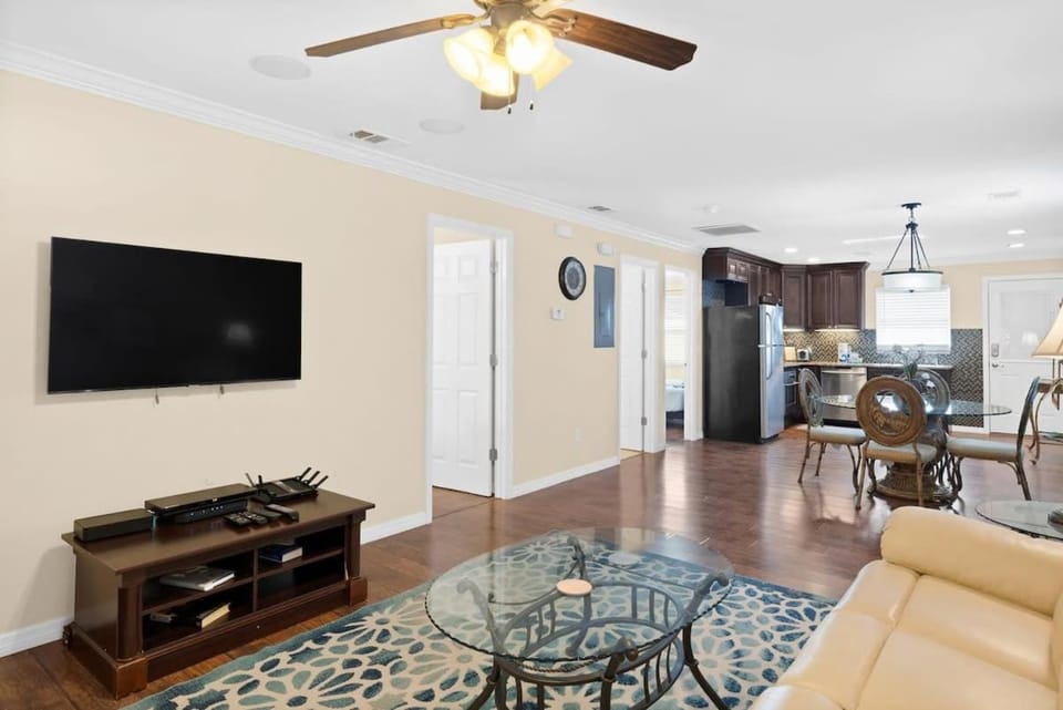 Gorgeous 2BR Residence with Pool and Spa at Margarita Mansion Apartment in Estero Island