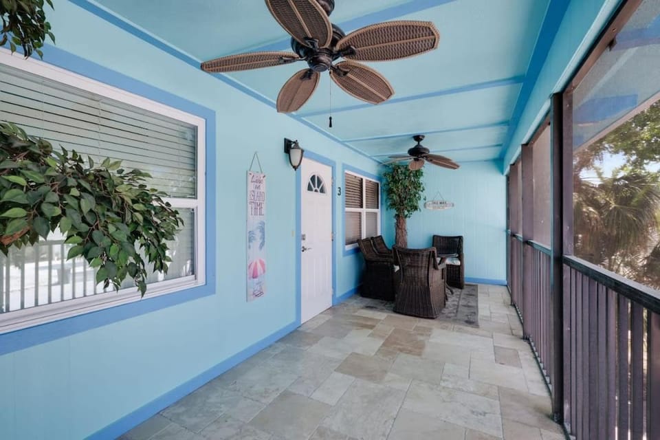 Gorgeous 2BR Residence with Pool and Spa at Margarita Mansion Apartment in Estero Island
