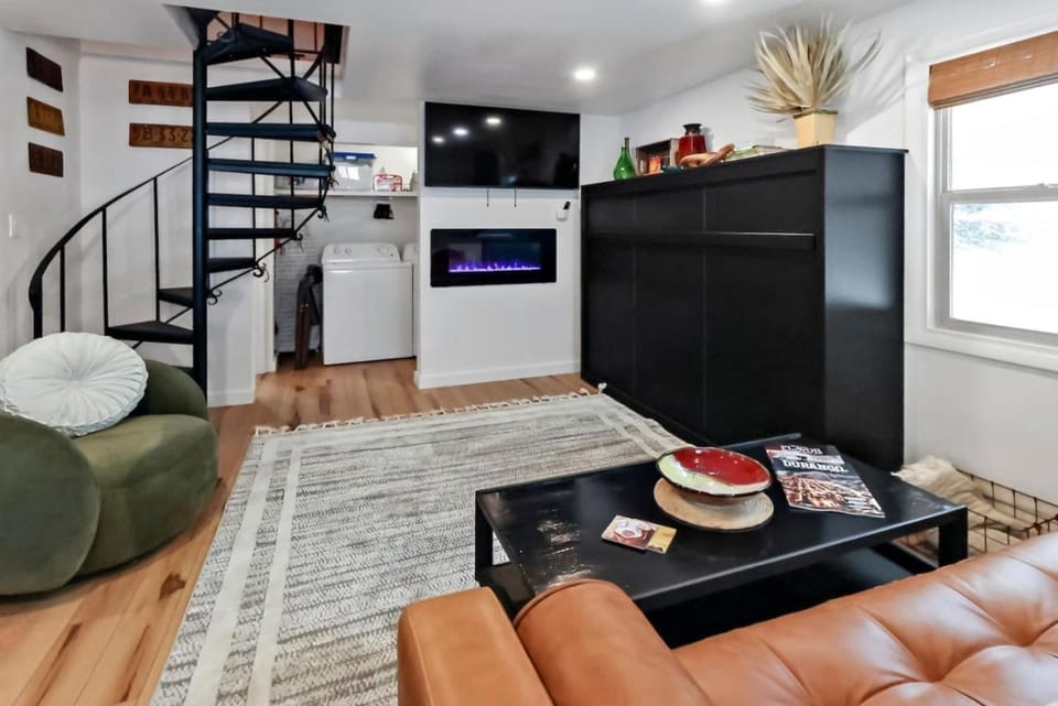 Bed, TV and multimedia, Living room
