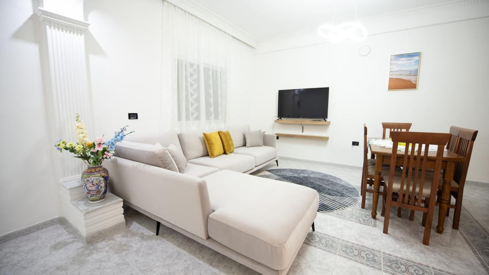 Communal lounge/ TV room, TV and multimedia, Living room, Seating area, Evening entertainment