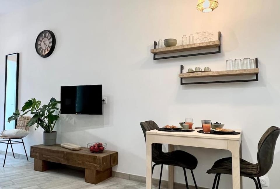 Communal lounge/ TV room, TV and multimedia, Kitchen or kitchenette, Living room, Seating area, Dining area, minibar