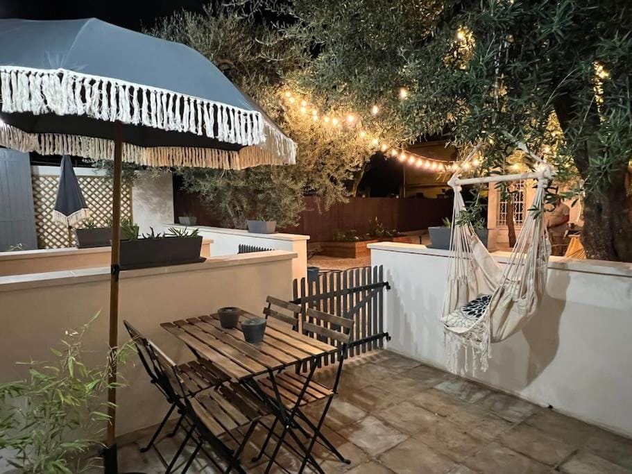 Property building, Patio, Day, Garden, Balcony/Terrace, Dining area, Garden view