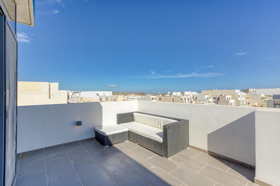 SB17 - 2 Bed Penthouse Panorama in Qawra Apartment in Saint Paul's Bay