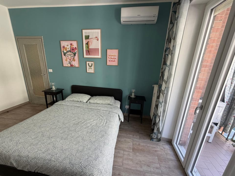 Bed, Photo of the whole room, Bedroom, air conditioner