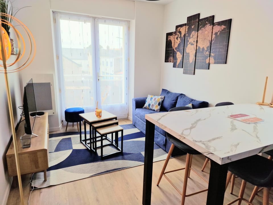 TV and multimedia, Living room, Seating area, Dining area