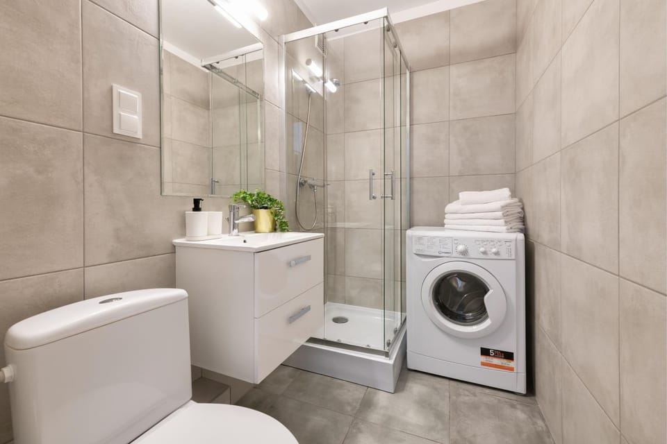 Shower, Toilet, Bathroom, towels, washing machine