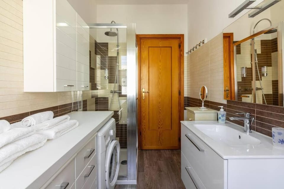 Shower, Bathroom, towels
