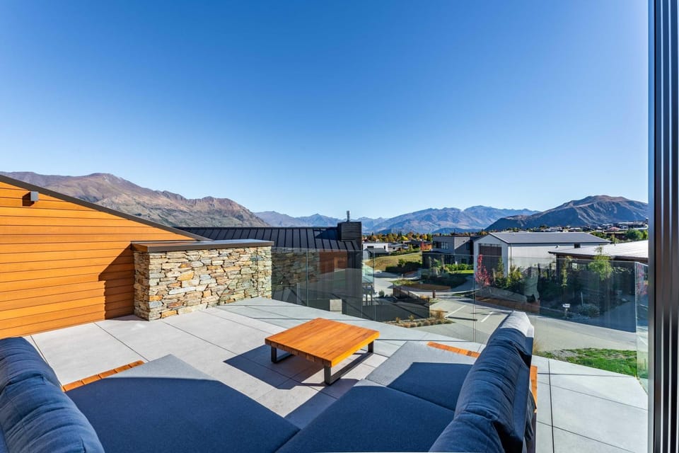 Grand Alpine Vista Escape House in Wanaka