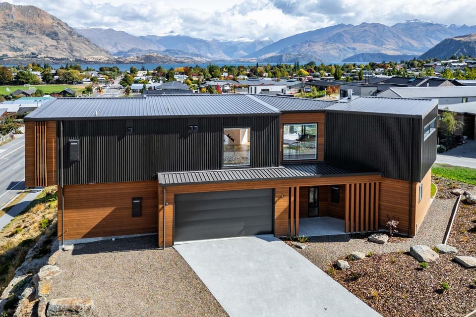 Grand Alpine Vista Escape House in Wanaka