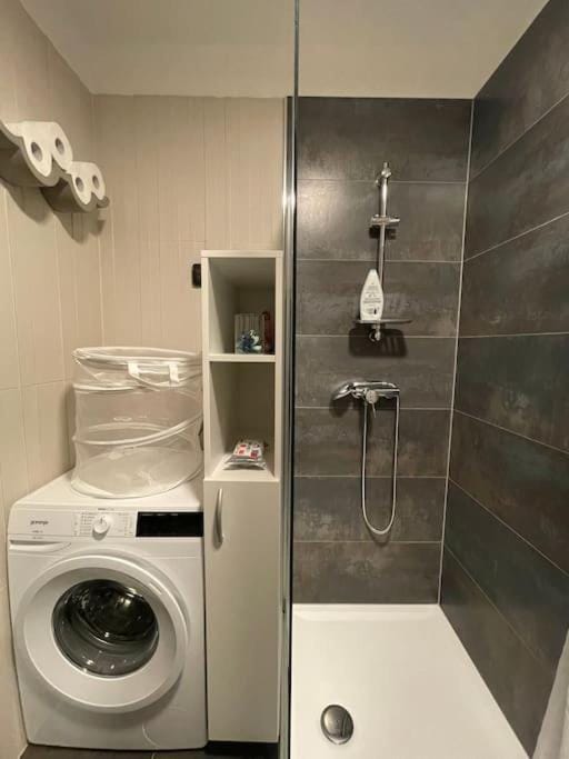 Shower, Bathroom, towels, washing machine