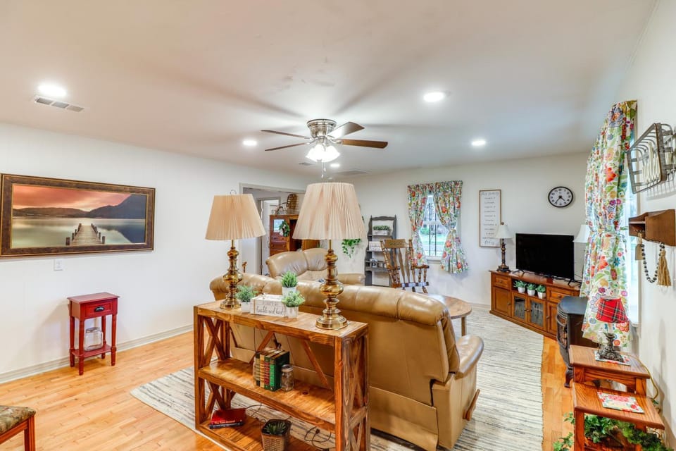 Historic Greers Ferry Home < 2 Mi to Shiloh Marina House in Greers Ferry Lake