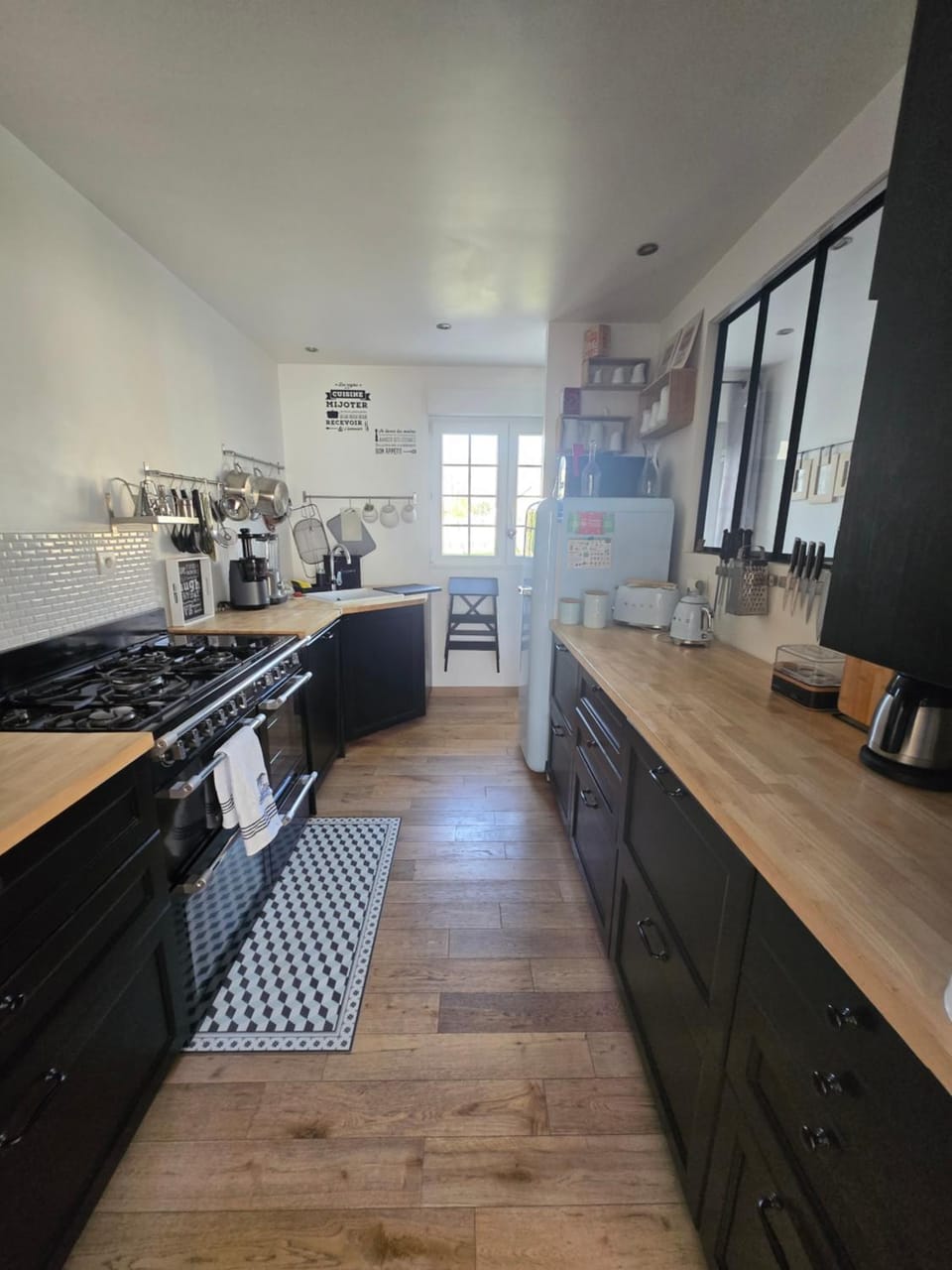 Coffee/tea facilities, Kitchen or kitchenette, dishwasher, oven, stove, toaster, kitchen