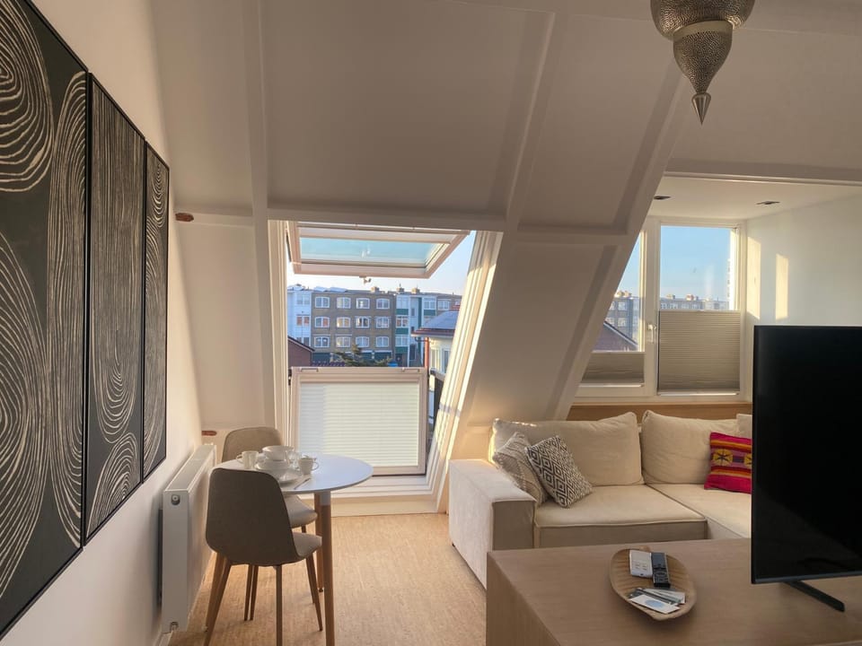 LONG BEACH ROOMS 3 Bed and Breakfast in Zandvoort