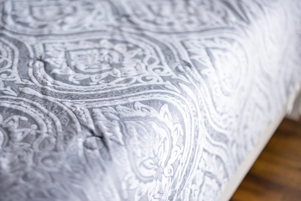 Bed, Living room, Decorative detail, Seating area, Bedroom