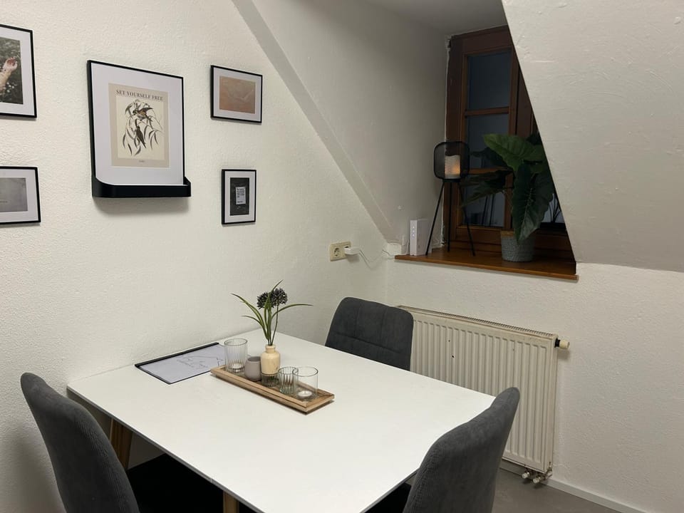 Seating area, Dining area, hair dresser, internet